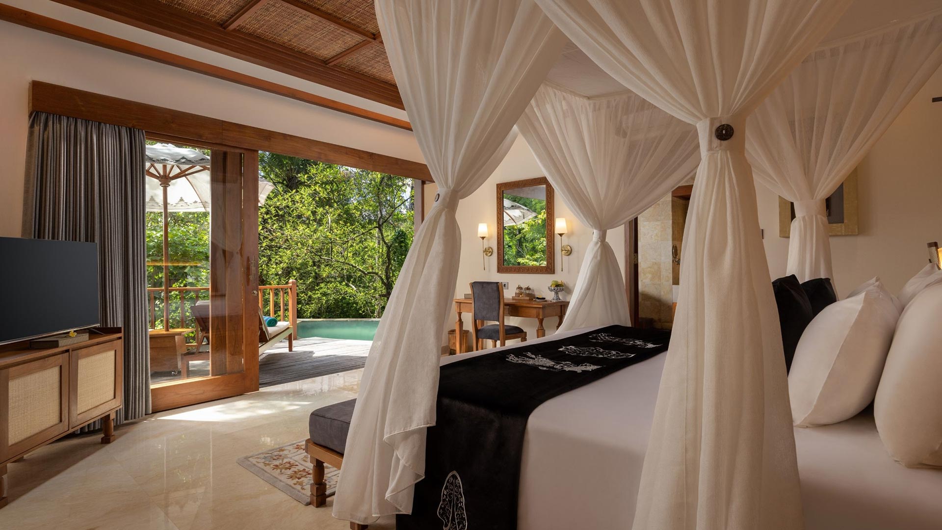 Jungle Luxe Jacuzzi Pool Villa